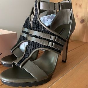 BCBG 4 1/2 in platform shoes. Never worn.